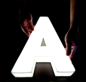 Letra de metacrilato blanco iluminado