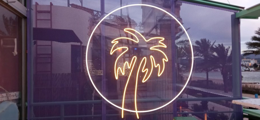 Rotulo de neon LED con palmera