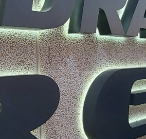 Letras corporeas de aluminio con luz indirecta