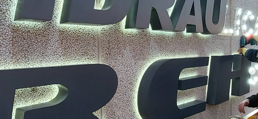 Letras corporeas de aluminio con luz indirecta