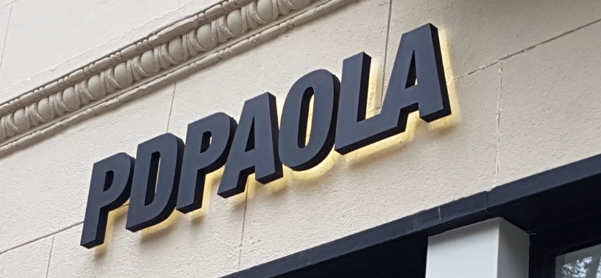 Letras corporeas de aluminio pintadas en negro con luz indirecta