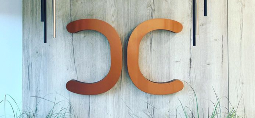 Logo corporeo con efecto oxido con luz indirecta
