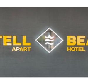 Letras de pvc pintadas en amarillo con logo corporeo de metacrilato iluminado