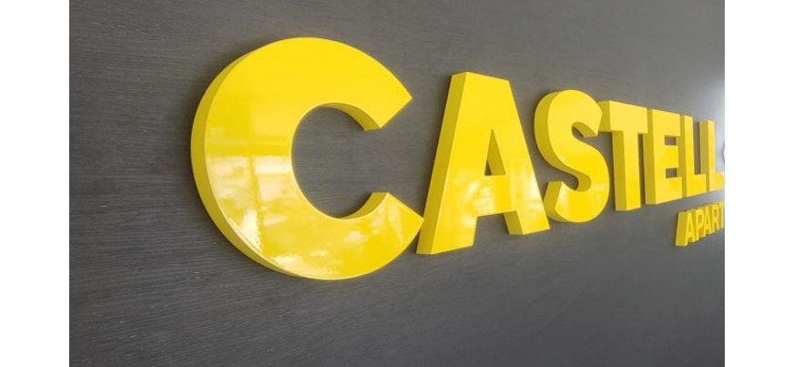 Letras corporeas de PVC pintadas en amarillo