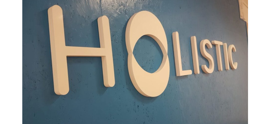 Letras corporeas de PVC pintadas en marron
