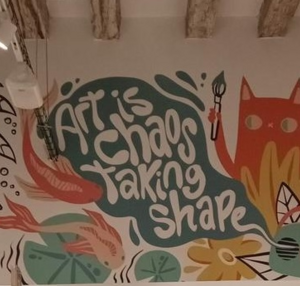 Vinilo impreso y corte aplicado en pared