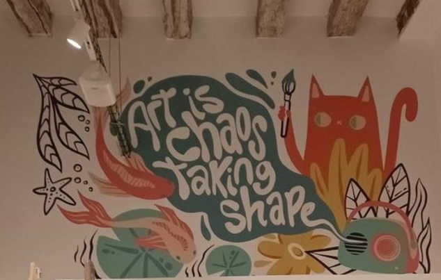 Vinilo impreso y corte aplicado en pared