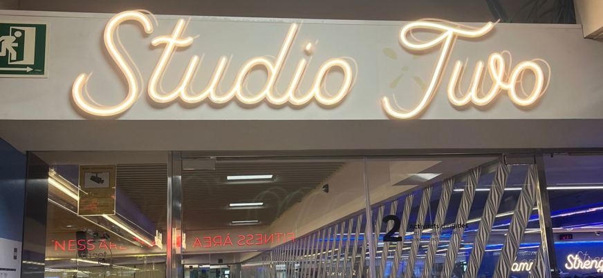 Letras finas de neon amarillo sobre base de PVC