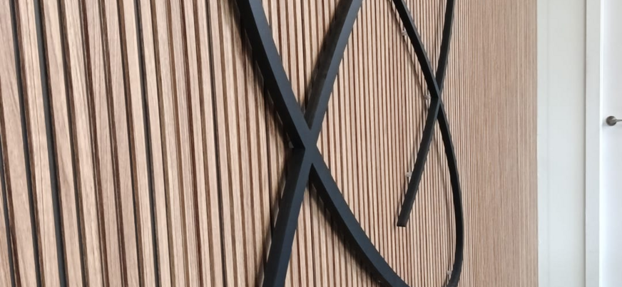 Logotipo de PVC lacado negro